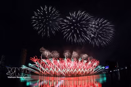 L’équipe vietnamienne Z121 Vina Pyrotech a confirmé son savoir-faire avec une prestation fortement inspirée de l’identité nationale. Photo: VNA