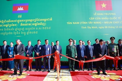 Inauguration d'une paire de postes frontaliers importants entre le Vietnam et le Cambodge