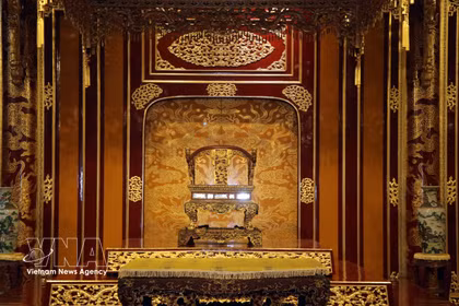 Le trône royal de la dynastie des Nguyên retrouve sa place au palais Thai Hoa. Photo: VNA