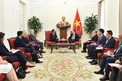 Le ministre des Affaires Lê Hoai Trung (droite) et le ministre canadien du Commerce international, Maninder Sidhu. Photo: Le ministère vietnamien des Affaires étrangères