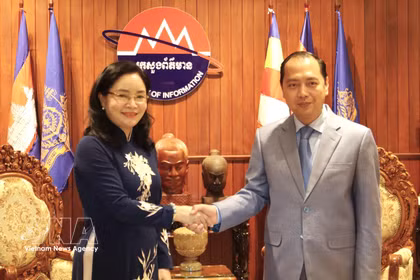 La vice-ministre Trinh Thi Thuy et le ministre cambodgien de l’Information, Neth Pheaktra. Photo: VNA