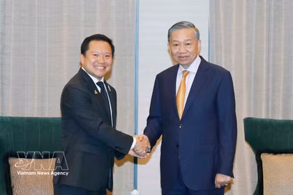 Le secrétaire général du Parti communiste du Vietnam (PCV) et président du Vietnam, To Lam (droite), et Thapana Sirivadhanabhakdi, président exécutif du groupe TCC et directeur général du groupe ThaiBev. Photo: VNA