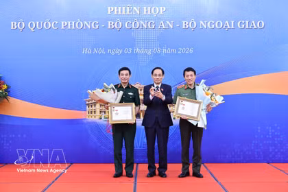De gauche à droite: Le vice-Premier ministre et ministre de la Défense, le général Phan Van Giang, le ministre des AE, Lê Hoai Trung, et le ministre de la Sécurité publique, le général Luong Tam Quang. Photo: VNA 