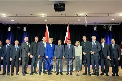 Délégués vietnamiens et autrichiens. Photo: VNA