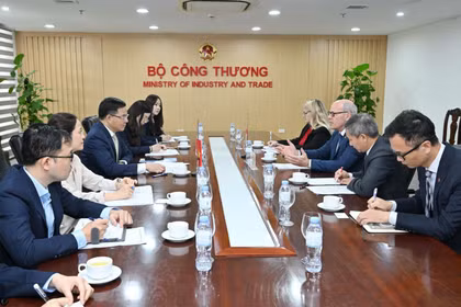 Le ministre vietnamien de l’Industrie et du Commerce Le Manh Hung travaille avec l’ambassadeur du Canada au Vietnam Jim Nickel. Photo: moit.gov.vn