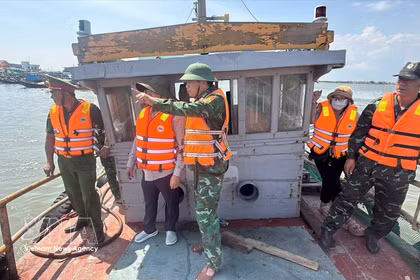 Les forces compétentes de Ho Chi Minh-Ville surveillent strictement les navires de pêche ne remplissant pas les conditions requises pour prendre la mer. Photo : VNA