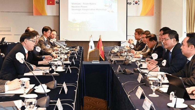 La séance de travail entre le ministre vietnamien Nguyen Hong Dien et des représentants de grandes sociétés énergétiques sud-coréennes telles que KEPCO, Doosan Energy, POSCO E&C, LS Eco Energy...Photo : nangluongvietnam.vn