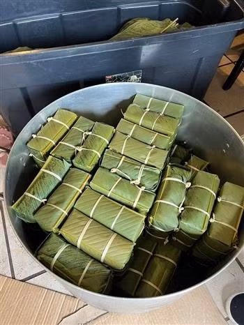 Tout comme au Vietnam, quelques jours avant le Têt, les cadres, les employés, les proches des membres de l’ambassade et des agences auprès de l'ambassade se réunissent pour la confection du « banh chung ». Photo : VNA
