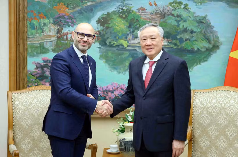 Le vice-Premier ministre permanent Nguyen Hoa Binh (droite) et le Dr Marcin Czepelak, secrétaire général de la Cour permanente d’arbitrage, en visite de travail au Vietnam. Photo : VNA