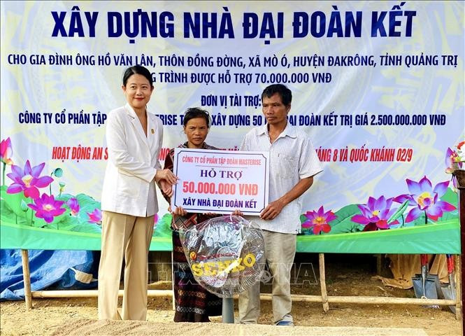 Une maison est offerte à la famille de Ho Van Lan, résidant dans le village de Dong Dong, commune de Mo O, district de Dakrong, province de Quang Tri. Photo : VNA