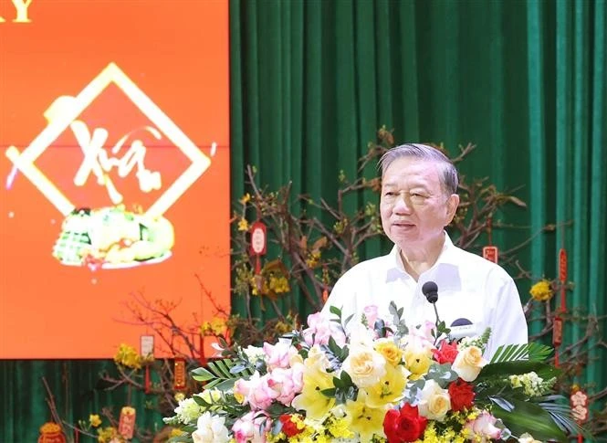 Le secrétaire général du Comité central du Parti communiste du Vietnam To Lam a rencontré le 9 janvier à Ho Chi Minh-Ville des hauts responsables de la Sécurité publique de toutes les périodes. Photo : VNA