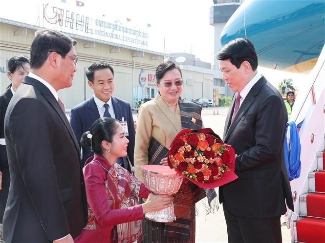 Le président Luong Cuong arrive à Vientiane, entamant une visite d'État au Laos. Photo : VNA