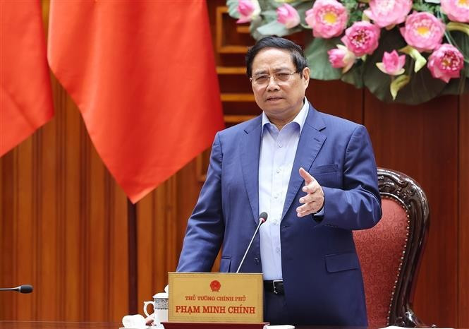 Le Premier ministre Pham Minh Chinh préside une réunion de la Permanence du gouvernement visant à évaluer la situation et à mettre en œuvre de mesures urgentes pour remédier aux conséquences du typhon n°11 (Matmo) et des inondations qui ont suivi. Photo : VNA