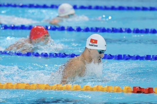 Pham Thanh Bao remporte l’épreuve du 100 m brasse, offrant la deuxième médaille d’or de la natation vietnamienne et la 14ᵉ médaille d’or de la délégation. Photo : VNA