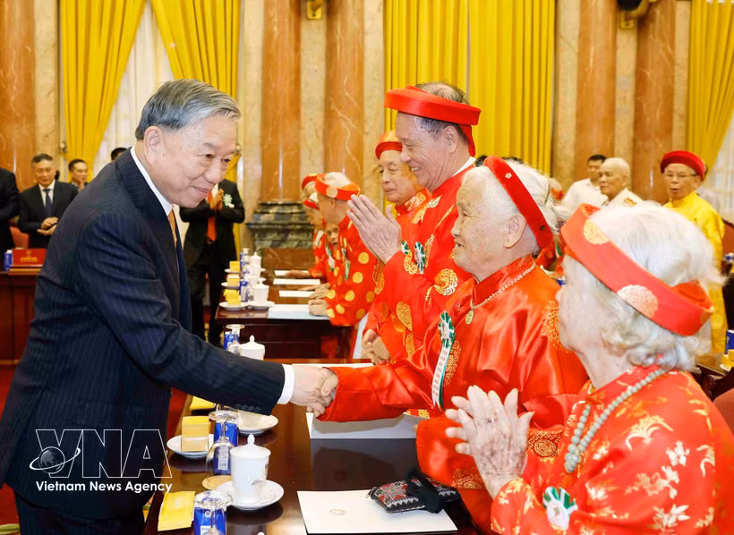 Le secrétaire général du Parti et président To Lam rencontre à Hanoï les personnes âgées exemplaires. Photo : VNA