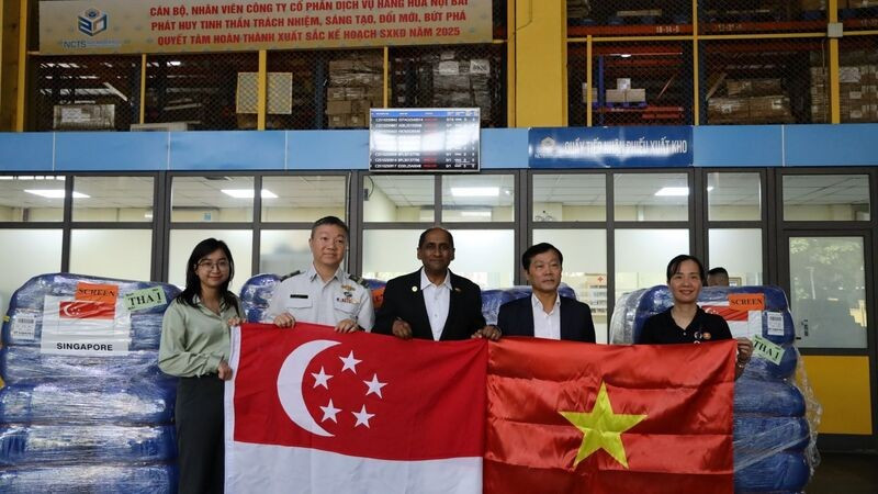 Des représentants du ministère vietnamien de l'Agriculture et de l'Environnement ont réceptionné l'aide singapourienne à l'aéroport de Noi Bai dans l'après-midi du 25 octobre. Photo : congthuong.vn