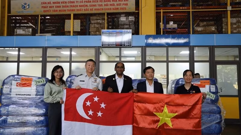 Des représentants du ministère vietnamien de l'Agriculture et de l'Environnement ont réceptionné l'aide singapourienne à l'aéroport de Noi Bai dans l'après-midi du 25 octobre. Photo : congthuong.vn