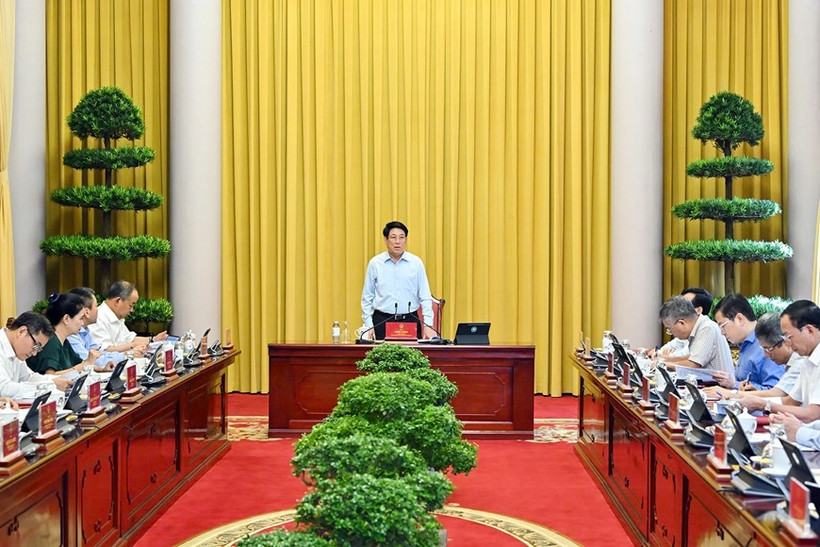 Le président Luong Cuong travaille avec le Bureau présidentiel afin d’évaluer les résultats des missions accomplies en septembre et de définir les tâches essentielles pour octobre. Photo : VNA