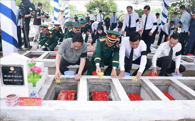 Le Premier ministre Pham Minh Chinh à la cérémonie d’hommage et d’inhumation des restes de soldats et d’experts vietnamiens tombés au Cambodge et sur le territoire national au cimetière de Dôc Ba Đac. Photo : VNA