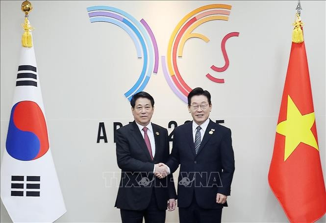 Le président Luong Cuong (gauche) s’est entretenu, le 30 octobre à Gyeongju, avec son homologue sud-coréen Lee Jae Myung. Photo : VNA