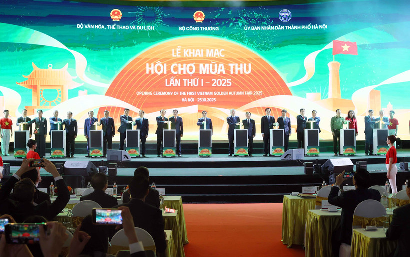 Dans la soirée du 25 octobre, la première Foire d’Automne 2025 a été ouverte au Centre d’exposition du Vietnam (VEC) à Đong Anh, Hanoï. Photo : VNA