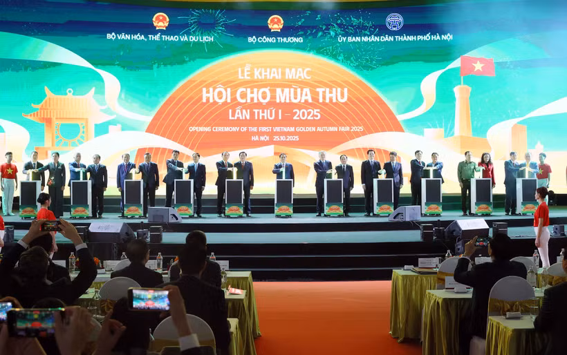 Dans la soirée du 25 octobre, la première Foire d’Automne 2025 a été ouverte au Centre d’exposition du Vietnam (VEC) à Đong Anh, Hanoï. Photo : VNA