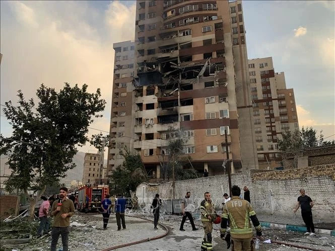 Des bâtiments de Téhéran, en Iran, sont endommagés par une frappe aérienne israélienne le 13 juin 2025. Photo : AA/VNA