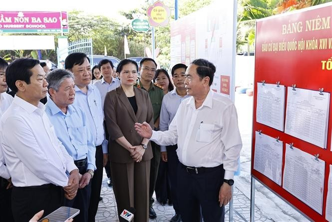 Le président de l’Assemblée nationale Tran Thanh Man inspecte les préparatifs du bureau de vote N°10, relevant de la circonscription électorale N°5 de la commune de Ba Sao. Photo : VNA