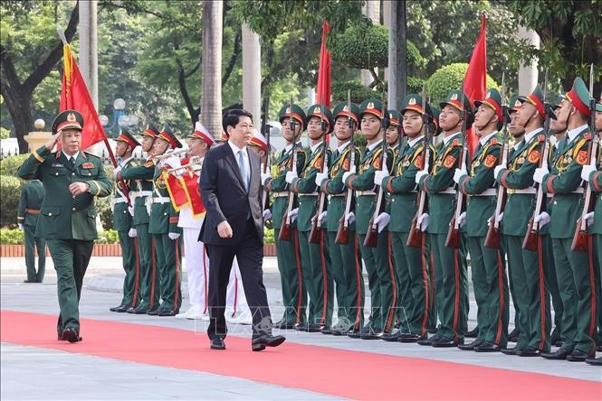 Le président Luong Cuong passe en revue la Garde d'honneur. Photo : VNA