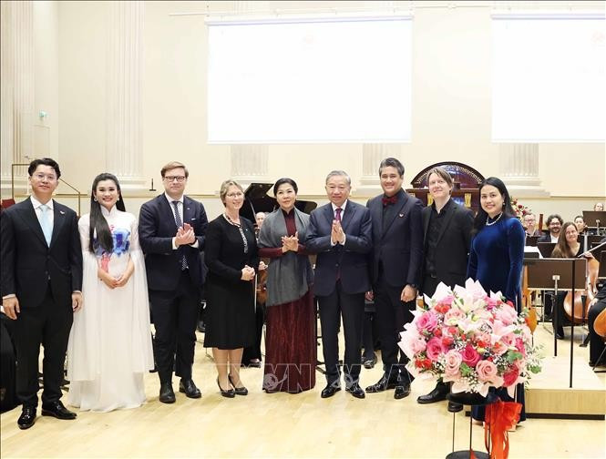 Le secrétaire général To Lam et son épouse rencontrent des artistes. Photo : VNA