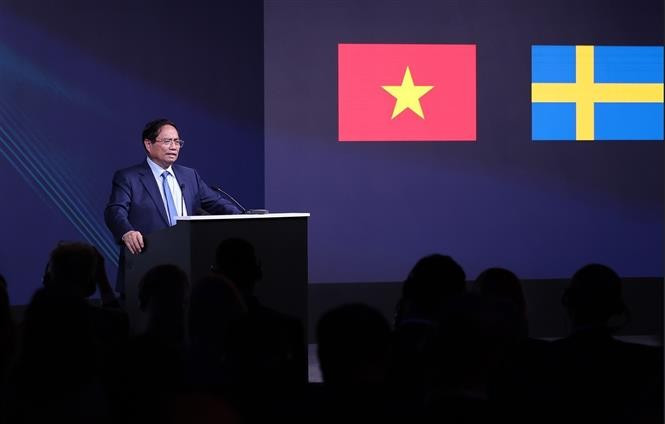 Le Premier ministre Pham Minh Chinh prend la parole lors du Forum d’affaires Vietnam – Suède sur le thème « Transition verte, transformation numérique, innovation » à Hanoï. Photo : VNA