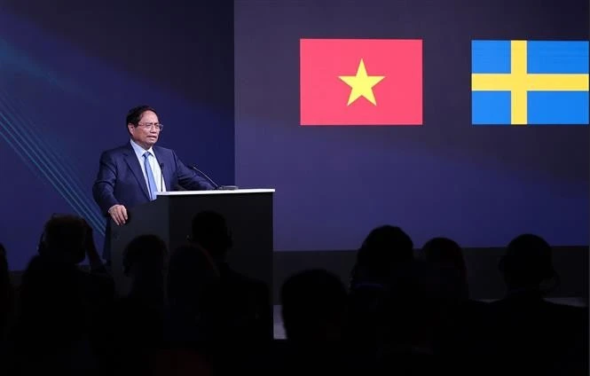 Le Premier ministre Pham Minh Chinh prend la parole lors du Forum d’affaires Vietnam – Suède sur le thème « Transition verte, transformation numérique, innovation » à Hanoï. Photo : VNA