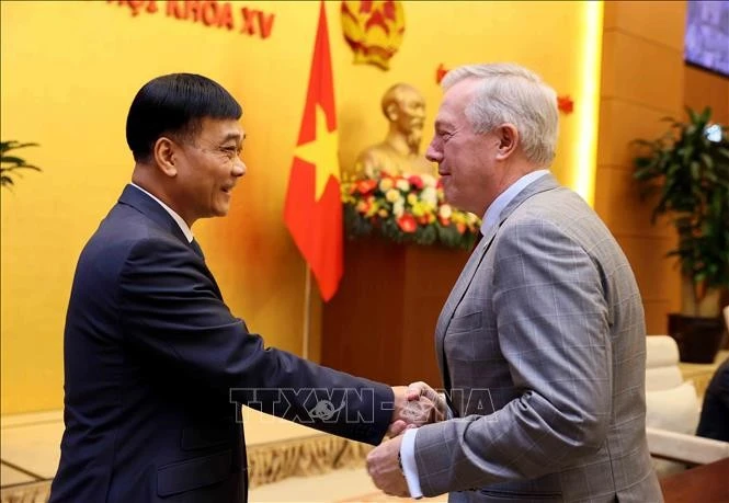 Le vice-président de l'Assemblée nationale du Vietnam Vu Hong Thanh (gauche) a reçu le 19 mars à Hanoï le PDG du Conseil des affaires États-Unis-ASEAN, Ted Osius, ancien ambassadeur des États-Unis au Vietnam. Photo : VNA