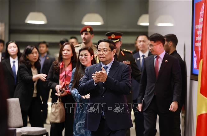 Le Premier ministre Pham Minh Chinh et son épouse rencontrent les cadres et employés des représentations vietnamiennes ainsi que des membres de la communauté vietnamienne dans ce pays. Photo : VNA