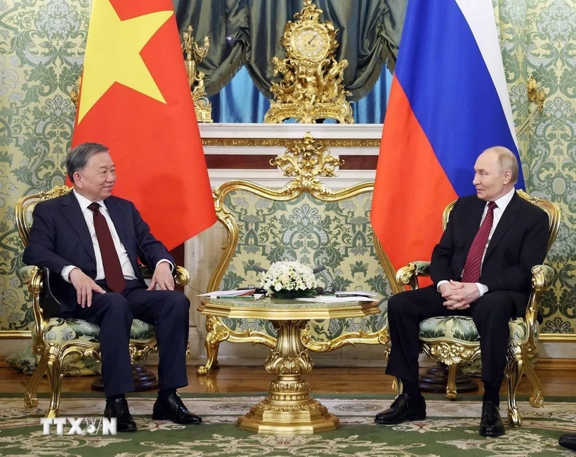 Le secrétaire général du Parti To Lam (gauche) s'entretient avec le président russe Poutine. Photo : VNA