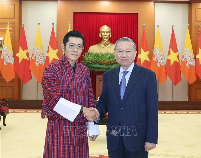 Le secrétaire général du Parti communiste du Vietnam, Tô Lâm (droite), a reçu le 19 août à Hanoï le roi du Bhoutan, Jigme Khesar Namgyel Wangchuck, en visite d’État au Vietnam. Photo : VNA