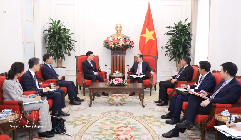 Le rencontre entre le ministre vietnamien des Affaires étrangères Le Hoai Trung et le premier vice-ministre des Affaires étrangères de la République de Corée, Park Yoon Joo. Photo : VNA