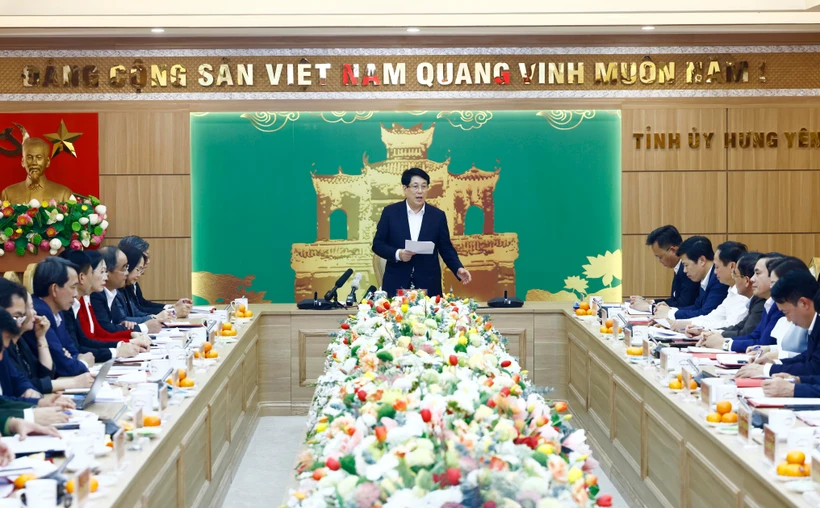 Le président Luong Cuong préside une réunion pour annoncer le projet de rapport d’inspection à Hung Yen. Photo : VNA