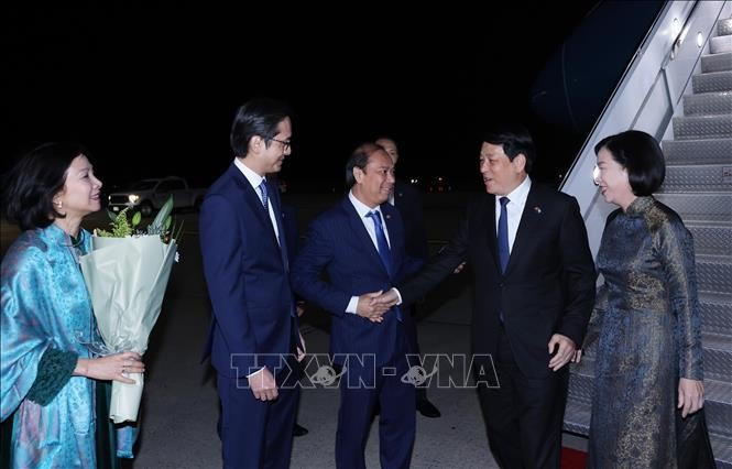 Le président Luong Cuong, son épouse et une délégation vietnamienne de haut rang les accompagnant sont arrivés le 21 septembre (heure locale) à l’aéroport international J.F. Kennedy, New York, pour participer à la Semaine de haut niveau de l’Assemblée nationale des Nations unies. Photo : VNA