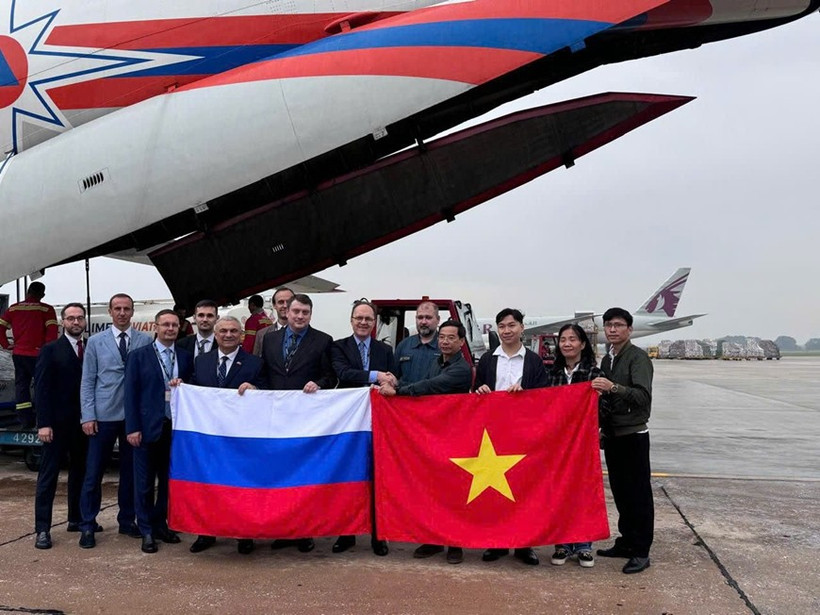 Un avion militaire de Russie a atterri le 30 octobre à l’aéroport international de Nôi Bài à Hanoï, acheminant 29 tonnes d’aide humanitaire du gouvernement russe aux habitants de Hue. Photo : VNA