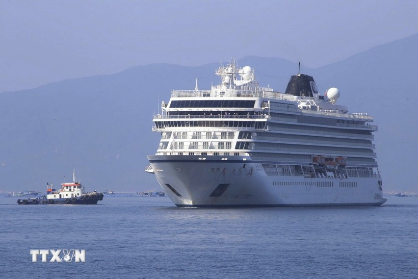 Le navire de croisière international Ms Viking Yidun entre dans la baie de Cam Ranh. Photo : VNA