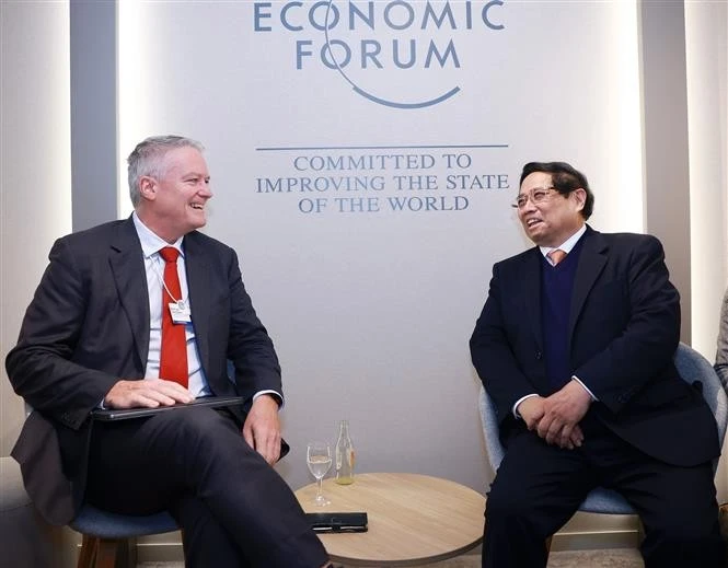 Le Premier ministre Pham Minh Chinh (droite) et le secrétaire général de l'Organisation de coopération et de développement économiques, Mathias Cormann. Photo : VNA