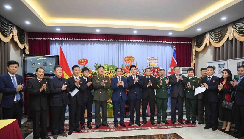 Les délégués à la célébration du 75e anniversaire de l'établissement des relations diplomatiques Vietnam – RPDC.