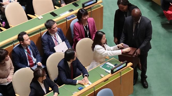 La vice-ministre des Affaires étrangères, Nguyen Minh Hang, effectue des votes. Photo : VNA