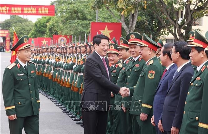 Le président Luong Cuong visite la zone militaire 3 relevant du ministère de la Défense. Photo : VNA