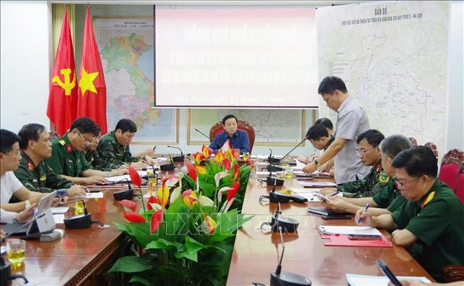 Le vice-Premier ministre Trân Hông Ha dirige les opérations de secours et les efforts de redressement après les crues soudaines et les glissements de terrain à Diên Biên. Photo : VNA