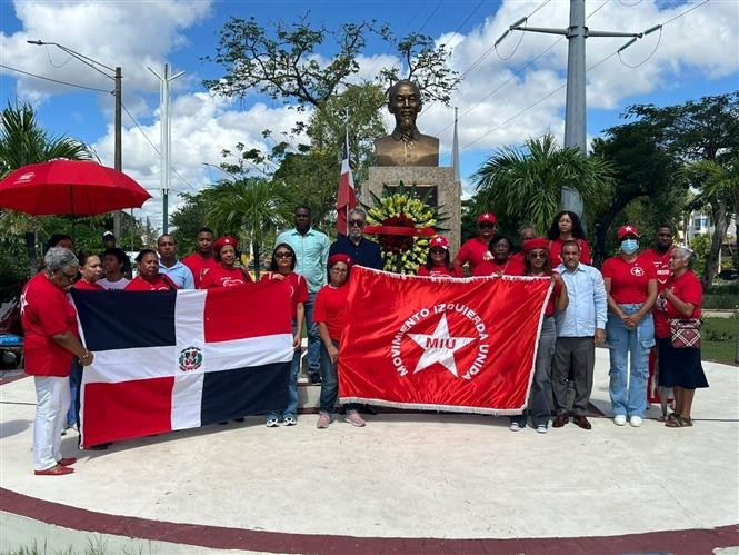 Des membres du Mouvement de la gauche unie de la République dominicaine rendent hommage au Président Ho Chi Minh à son Mémorial dans la ville de Santo Domingo Este, province de Santo Domingo. Photo : VNA