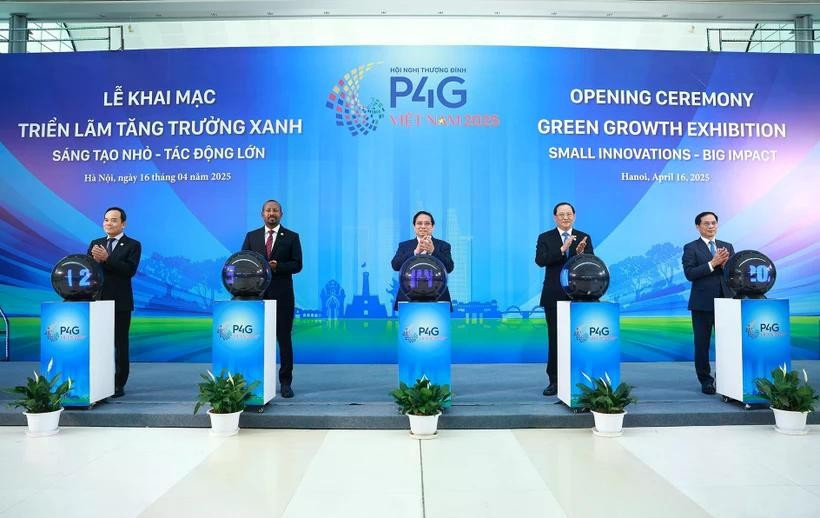 Le Premier ministre Pham Minh Chinh (centre) et les délégués inaugurent l'Exposition sur la croissance verte à Hanoï. Photo : VNA