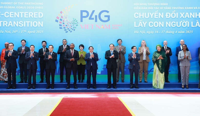 Le Premier ministre Pham Minh Chinh et les délégués au 4e Sommet du Partenariat pour la croissance verte et les objectifs mondiaux (P4G). Photo : VNA