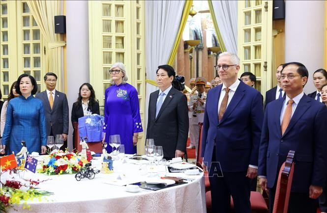 Le président Luong Cuong et son épouse ont présidé, le soir du 10 septembre, à Hanoï, un banquet d’État en l’honneur de la gouverneure générale d’Australie, Sam Mostyn, de son époux. Photo : VNA